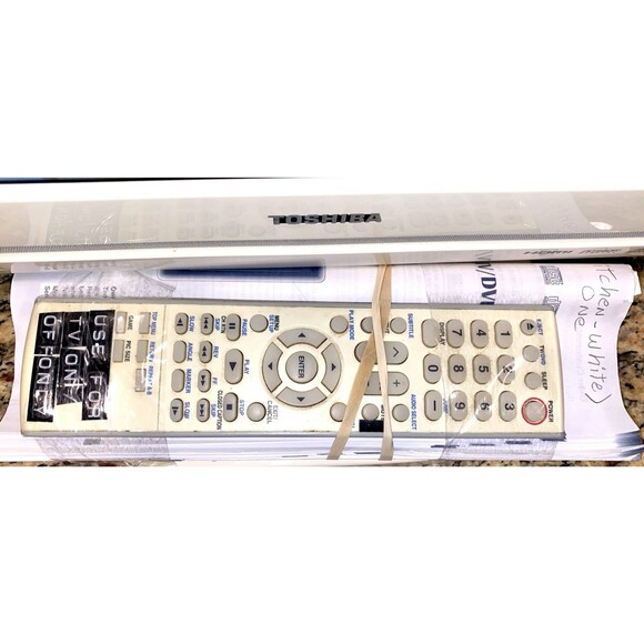 Toshiba 19LV50KW LCD TV DVD Player Combo White HDMI.   Perfect For Gaming!! - Picture 3 of 9